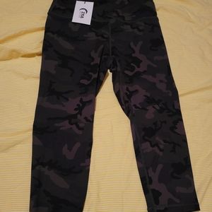 Forest camo luxe high rise capri 20"